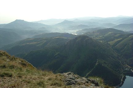 La Rhune et la retenue de San Anton Urtegia depuis Erroilbide