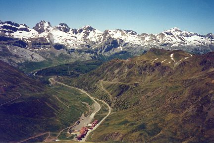 Station d'Astun, pic d'Aspe et Visaurin depuis le pico de Astun