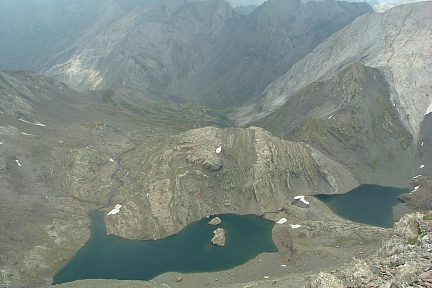 Lacs de la Munia depuis la crête sommitale de la Robinera