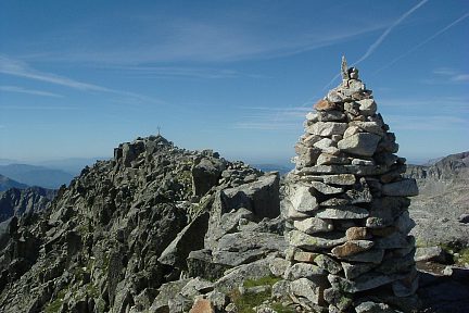 Antécime du Tuc de Mulleres et sa croix sommitale
