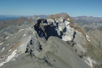 Épaule du Marboré (3073 m) : vue sur la Tour, le Casque et le Taillon