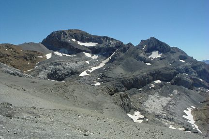 Épaule du Marboré (3073 m) : vue sur le Cylindre et le Mont Perdu