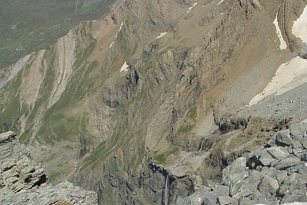 Tour du Marboré (3009 m) : vue sur la Grande Cascade et les Astazous