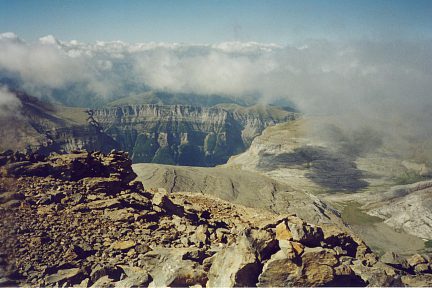 Casque du Marboré (3006 m) : vue sur la vallée d'Ordesa