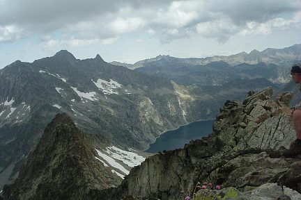 Pic Maubic (3058 m) : vue sur le pic de Néouvielle et le lac de Cap de Long