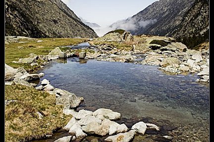 Vue sur la vallée depuis le bord du lac d'Estom
