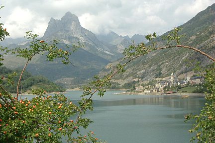 Pena Foratata : retenue et village de Lanuza