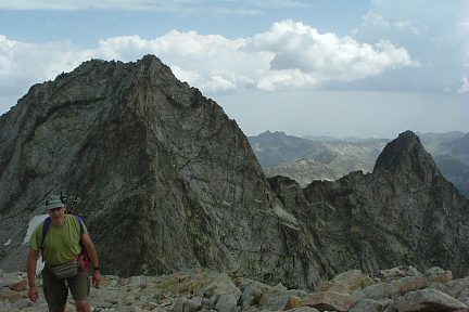 Pic des Trois Conseillers (3039 m) : vue sur le pic de Néouvielle et le Ramoun