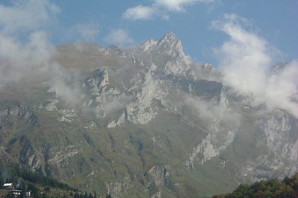 Pic de la Latte de Bazen et la station de Gourette