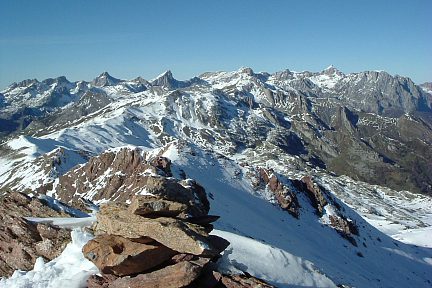 Pic Rouge (2177 m) : vue sur Ansabère, les Trois Rois et le pic d'Anie