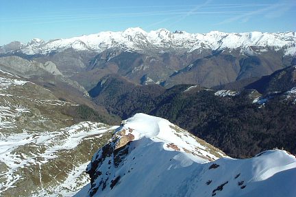 Pic Rouge : vue sur le massif de Sesques