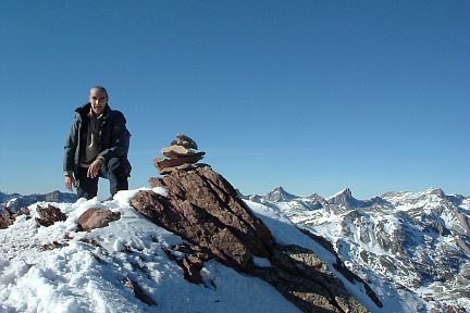 Pic Rouge sous la neige, panorama sur les sommets voisins