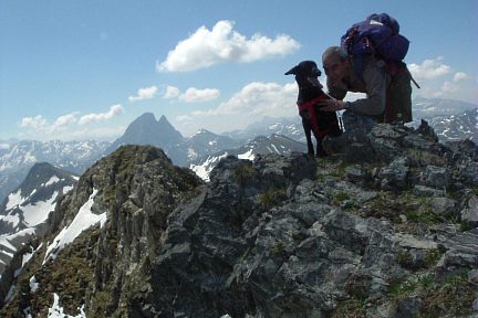 Arrivée au sommet du Soum de Moundaut, 2526 m, vue sur l'Ossau