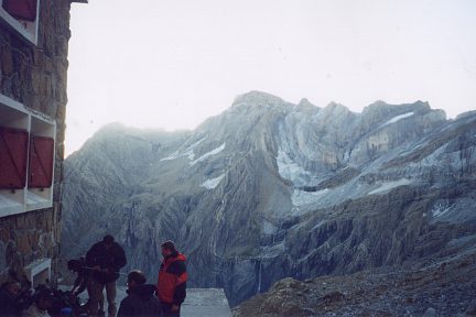 Lever de soleil sur le pic du Marboré depuis le refuge des Sarradets