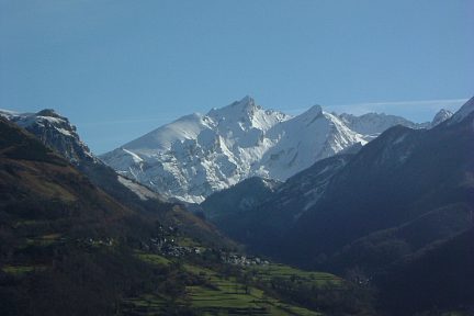Le pic de la Latte de Bazen vu du Pla Troubat