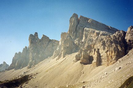 Vue sur les Aiguilles d'Ansabère vers le col d'Esqueste