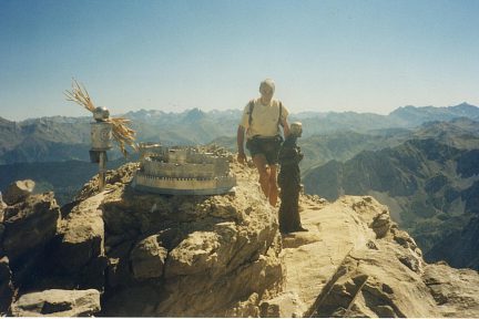 Sommet du pic des Trois Rois (2444 m), statue et vue sur l'Ossau