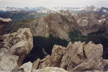 La crête déchiquetée du Dec de Lhurs (2176 m)