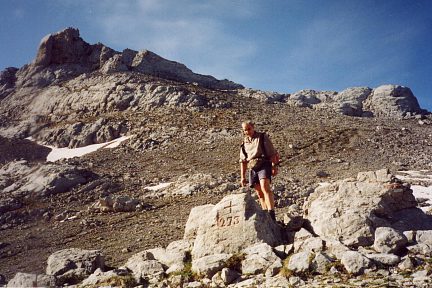 Le col de Pétragème (2082 m) et sa croix frontière, vue sur Acherito