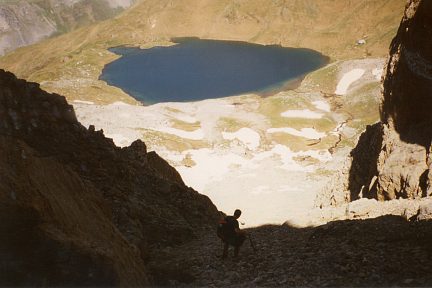 Descente du pic de Laraille par le couloir d'éboulis vers le lac de Acherito