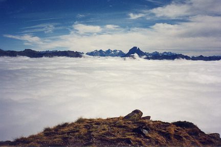 Pics Palas, Balaïtous et Midi d'Ossau au-dessus des nuages, depuis Labigouer