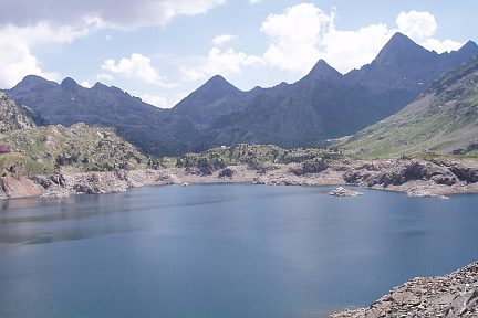 Le lac de Respumoso avec le pic de la Fache en arrière-plan