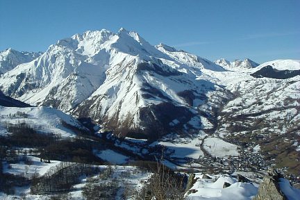 Les Gabizos et le village d'Arrens-Marsous depuis le pic de Pan