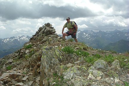 Arrivée au sommet du pic d'Aule (2392 m), le Balaïtous en arrière-plan