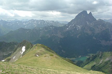 Pic du Midi d'Ossau et lac de Bious-Artigues depuis le pic d'Aule
