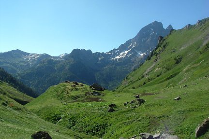 Vue sur la cabane d'Aule et le pic du Midi d'Ossau vers le Turon Garié