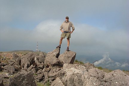 Sommet de Gorramakil (1080 m), vestiges de ruines