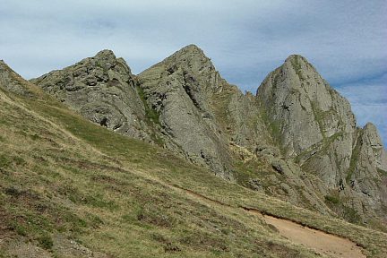Les trois pointes d'Iraukotuturru depuis le col d'Irau