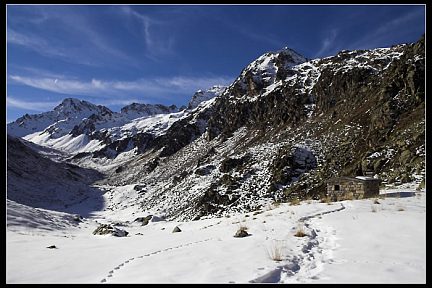 Cabane de Cestrède et lac en contrebas