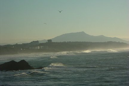 La Rhune et l'océan vus depuis Biarritz