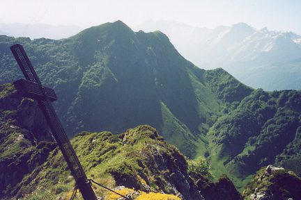 Sommet du Lauriolle (1858 m), croix et vue sur le pic de Gerbe