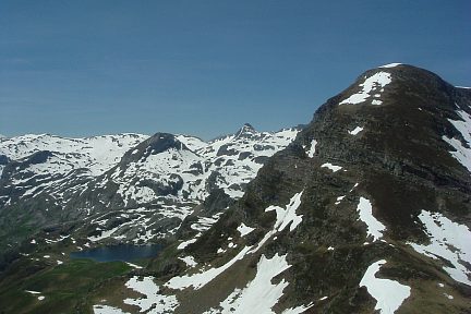 Pic les Tours (2134 m) : pic les Arougos et lac Roumassot