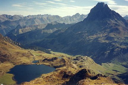 Pic de Larry (2337 m) : Midi d'Ossau et lacs d'Ayous