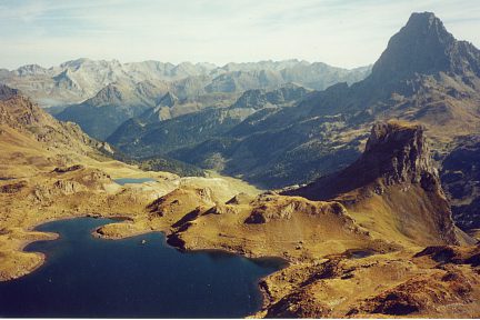 Pic Hourquette (2384 m) : lac Bersau, Casterau et Midi d'Ossau
