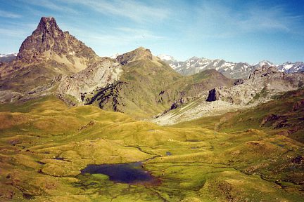 Col des Moines (2168 m) : vue sur le Midi d'Ossau et Peyreget