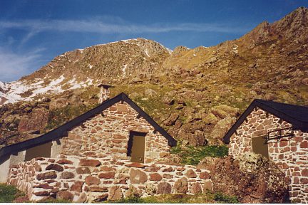 Cabanes de Caillabère (1755 m) sous le pic d'Arri