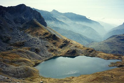 Ibon de Acherito et vallée de Oza depuis la crête frontière