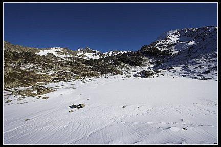 Lac de Coueyla-Gran avec de la neige