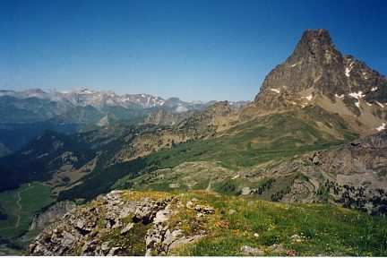 Pic Paradis (2129 m) : vue sur le pic du Midi d'Ossau