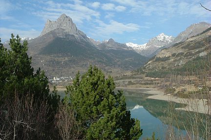 Pena Foratata et l'embalse de Lanuza