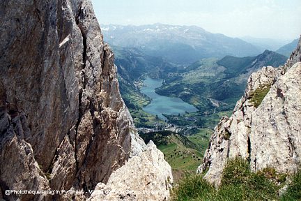 Lac de Lanuza et Sallent-de-Gallego vus depuis la Pena Foratata