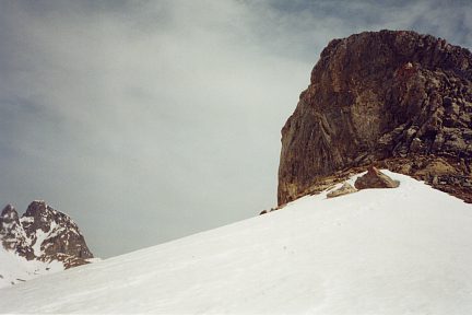 Pène Mieytadère : falaise Sud-Ouest vers le sommet Ouest (2124 m)