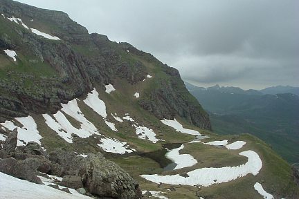Falaises du pico Culivillas et son ibon vus du pico Royo