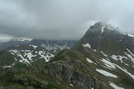 Pico Royo vu depuis le sommet coté 2271 m sur sa crête Nord-Est
