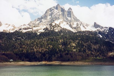 Lac de Bious-Artigues (1422 m) et le pic du Midi d'Ossau