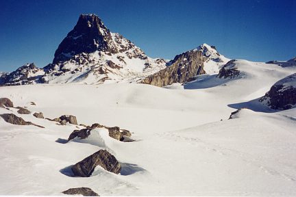 Lac Casterau glacé (1943 m), balcon sur le pic du Midi d'Ossau
